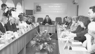 В министерстве экономического развития Челябинской области представители власти, бизнеса, профсоюзов вместе с руководителями ОПФР обсуждают Закон о дополнительных страховых взносах