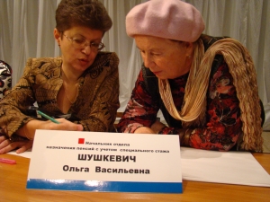 Начальник отдела назначения пенсий с учетом специального стажа Ольга Шушкевич консультирует жительницу Снежинска.